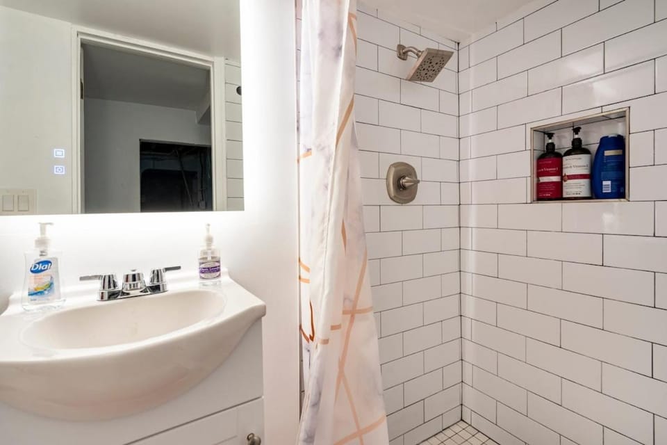Updated Apt with Private Entry and FREE Parking Apartment in District of Columbia