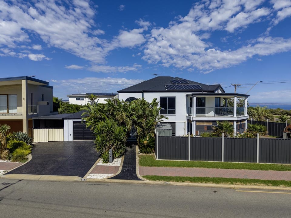 Wine Region Coastal Retreat on The Esplanade House in Adelaide