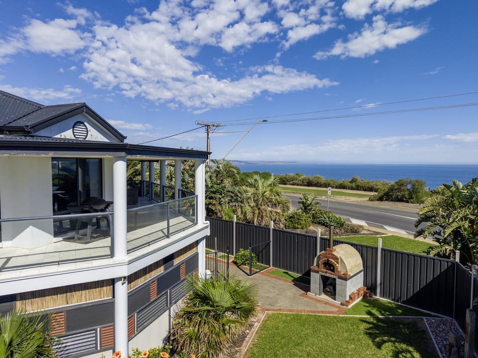 Wine Region Coastal Retreat on The Esplanade House in Adelaide