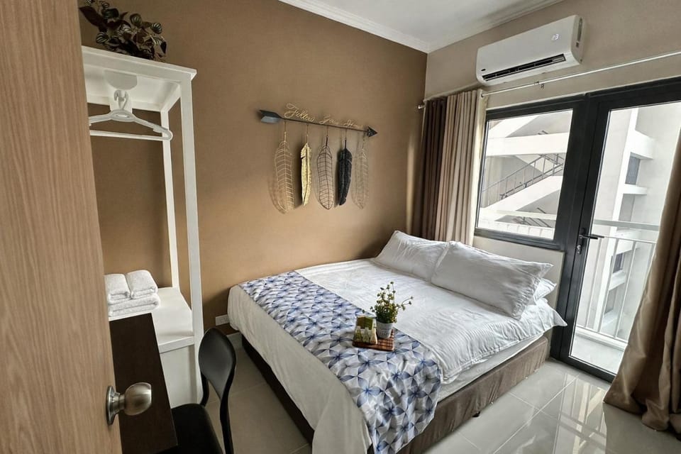 Bedroom, towels, air conditioner
