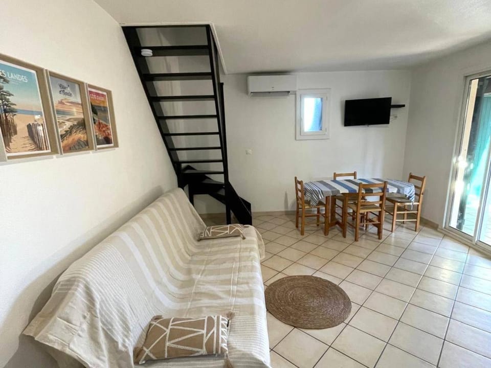 Villa T3 climatisée pour 6 avec piscine et parking au Cap d'Agde - FR-1-607-239 House in Agde