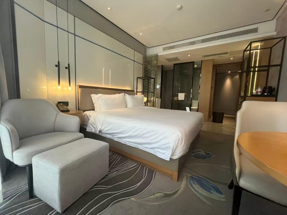 Bed, Photo of the whole room, Seating area, Bedroom