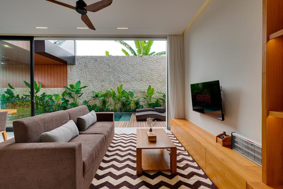 Communal lounge/ TV room, TV and multimedia, Living room, Seating area, Swimming pool