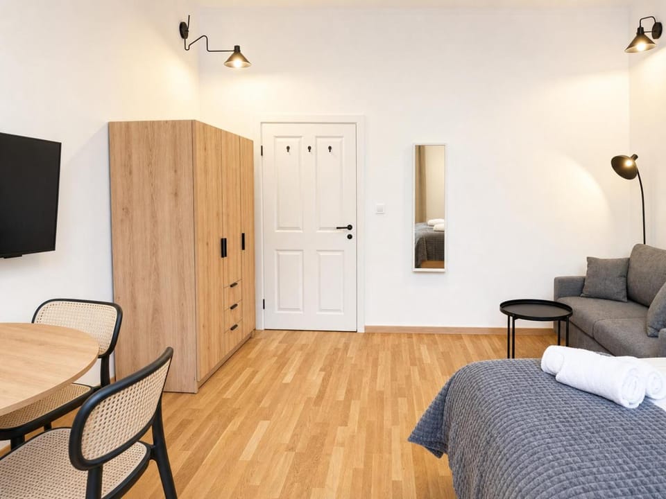 Property building, Bed, TV and multimedia, Living room, Photo of the whole room, Seating area, Bedroom, towels, wardrobe