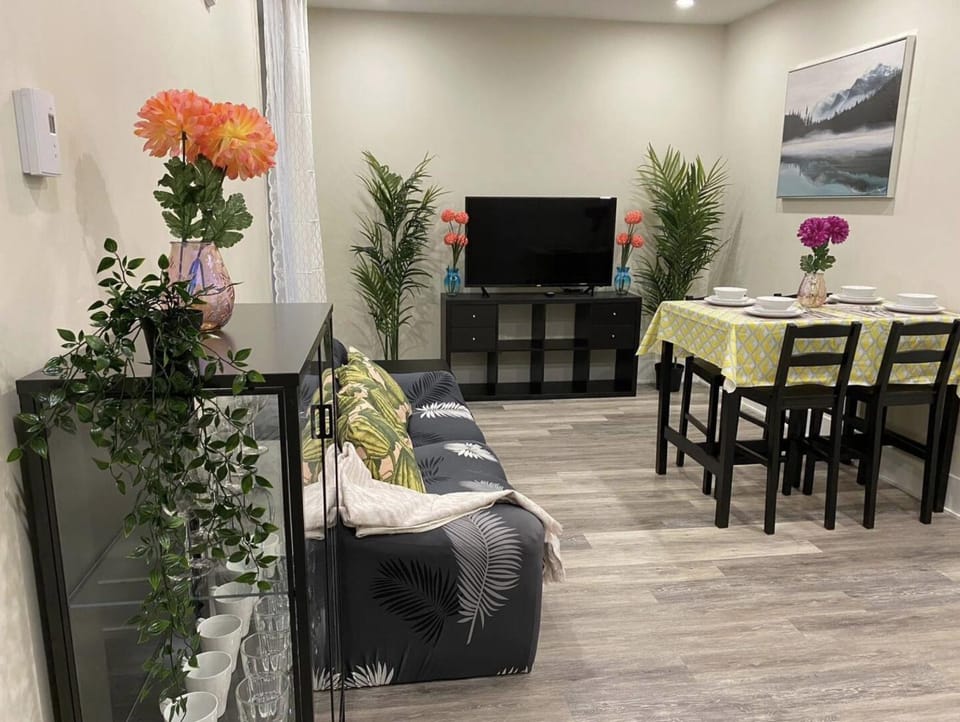 TV and multimedia, Living room, Seating area, Dining area, Evening entertainment