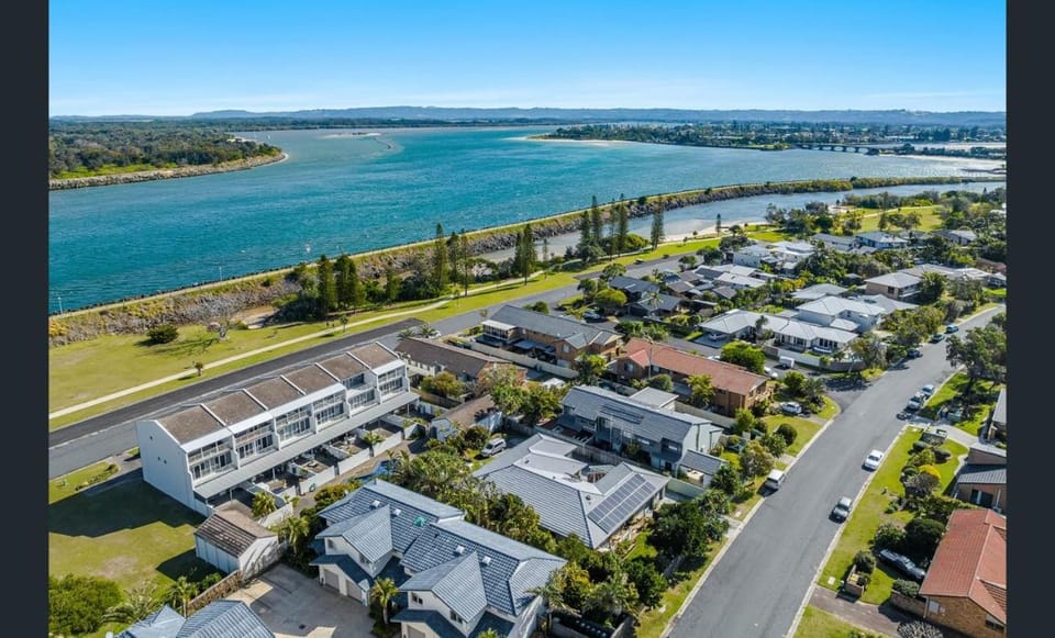 Neighbourhood, Bird's eye view, River view, Location
