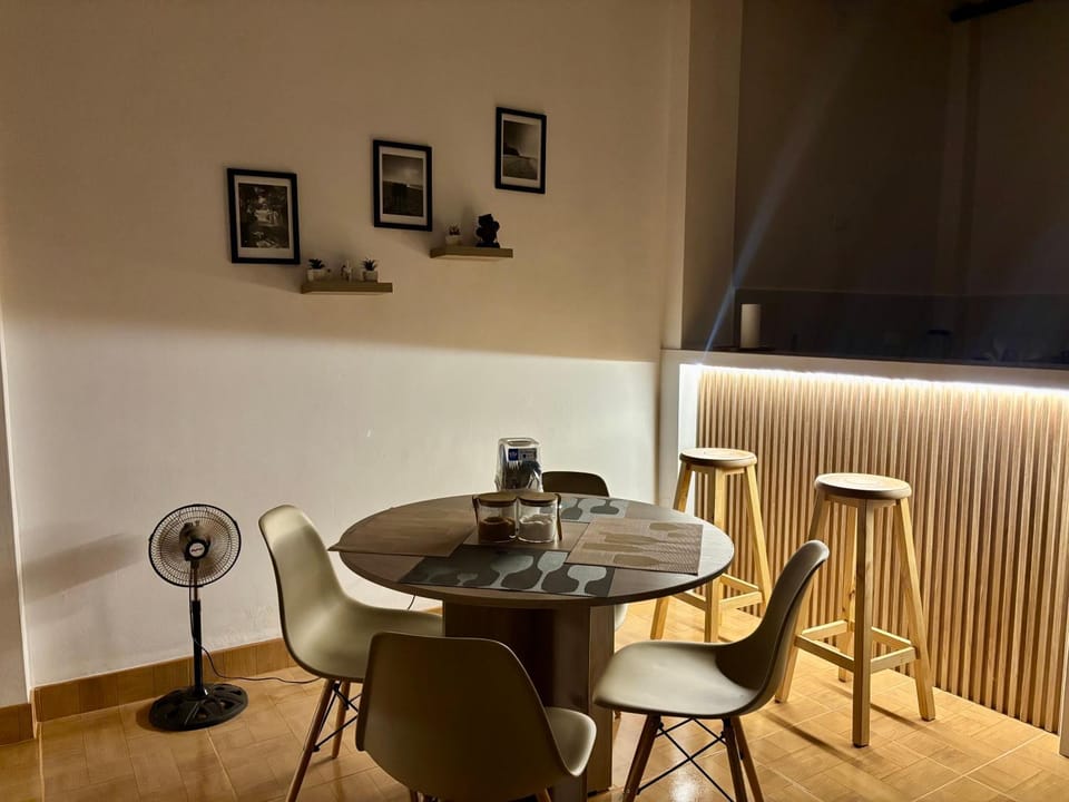 Seating area, Dining area