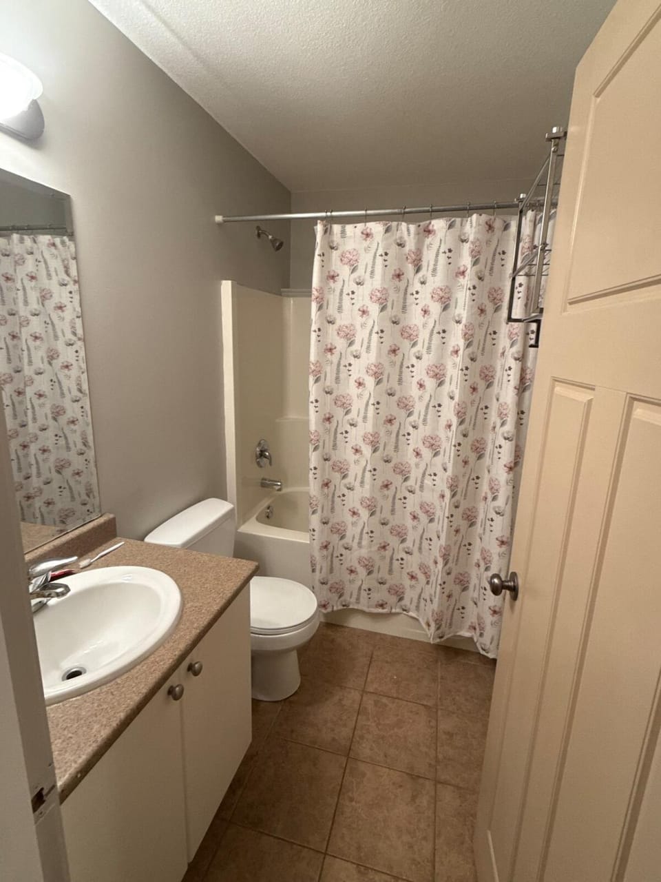 2-Bedroom Private Suite near VIU Apartment in Nanaimo