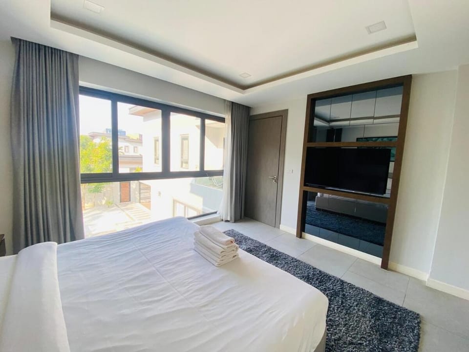 Serenity27 Single Pool Villa 5 Bedrooms 4 Bathrooms Can Accommodate 10 People Villa in Pattaya City