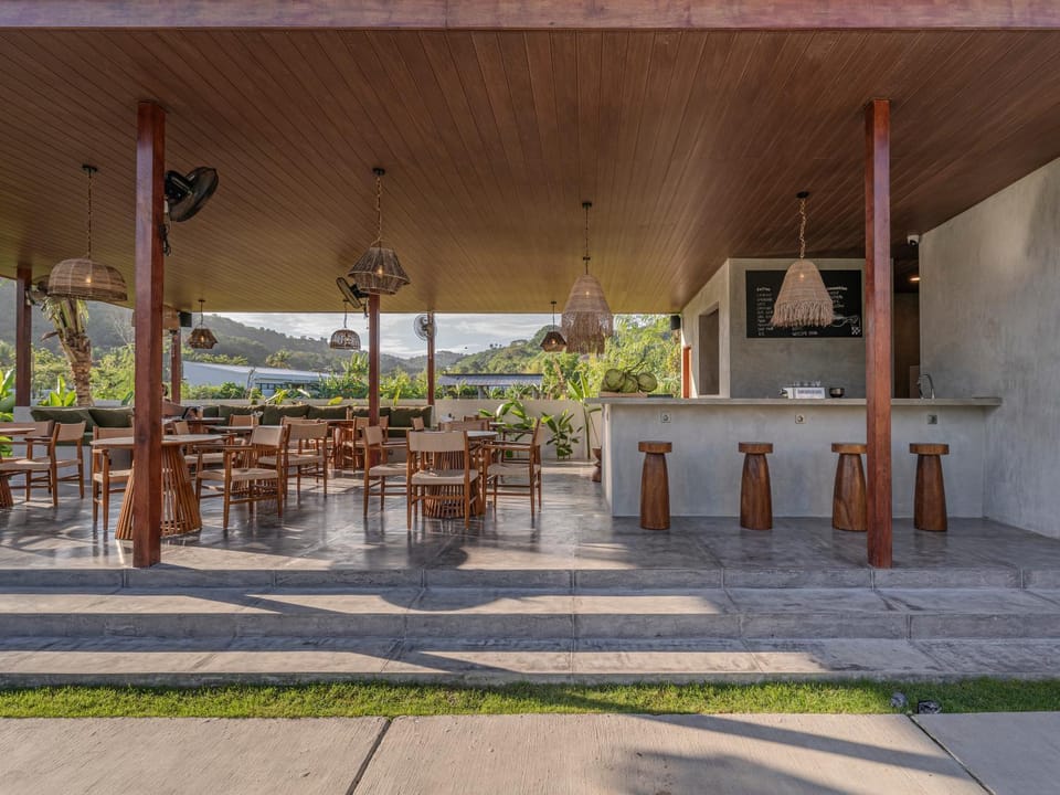 Property building, Patio, Restaurant/places to eat, Restaurant/places to eat, Day, Lounge or bar