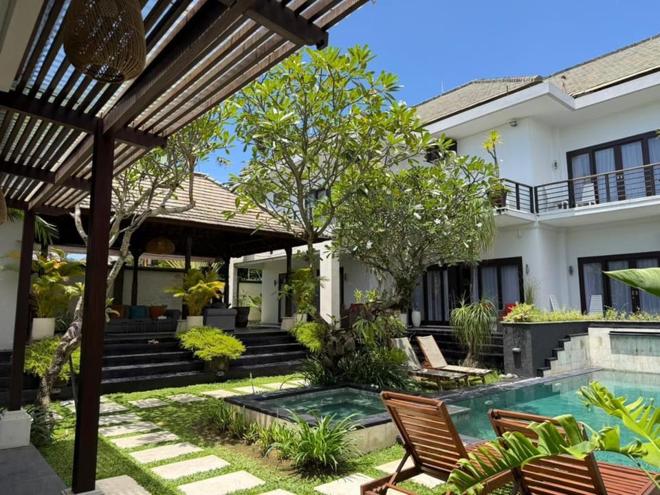 Property building, Day, Garden, Garden view, Pool view, Swimming pool, sunbed