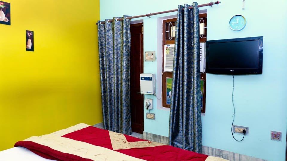 Bed, TV and multimedia, Photo of the whole room, Bedroom