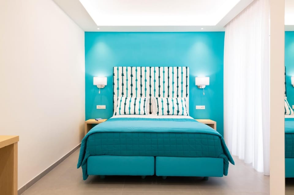 Bed, Living room, Photo of the whole room, Seating area, Bedroom