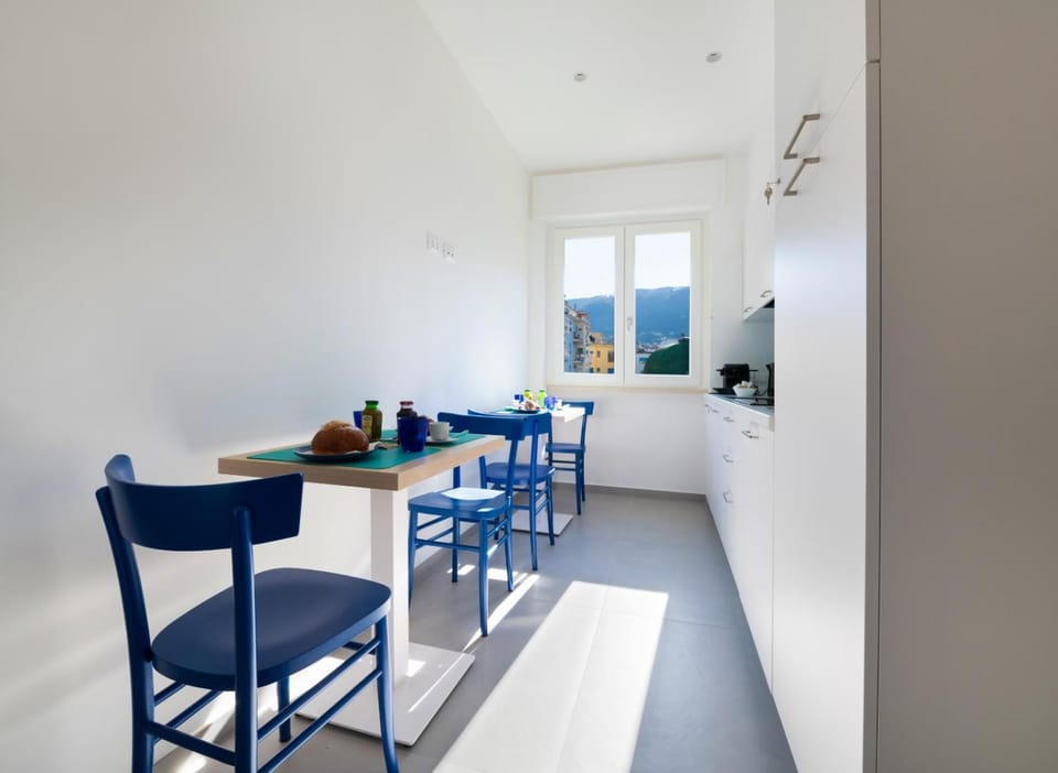 Kitchen or kitchenette, Seating area, Dining area