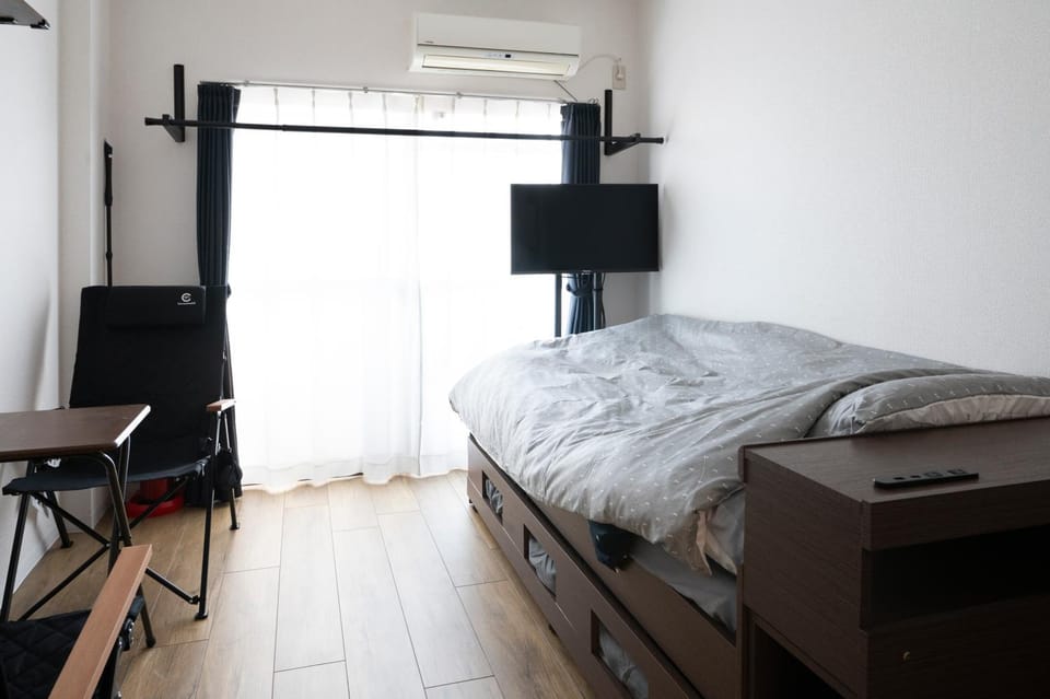 Bed, TV and multimedia, Living room, Photo of the whole room, Bedroom, air conditioner