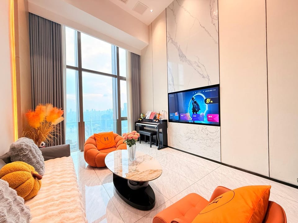 Photo of the whole room, River view