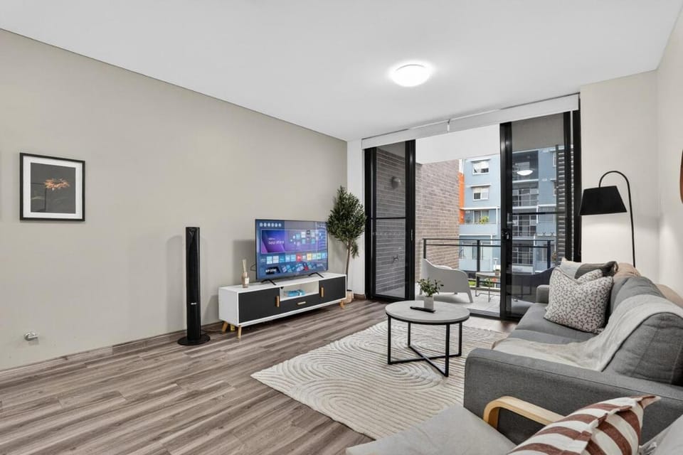 TV and multimedia, Living room, Evening entertainment