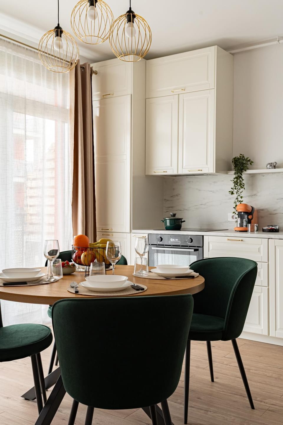 Kitchen or kitchenette, Dining area