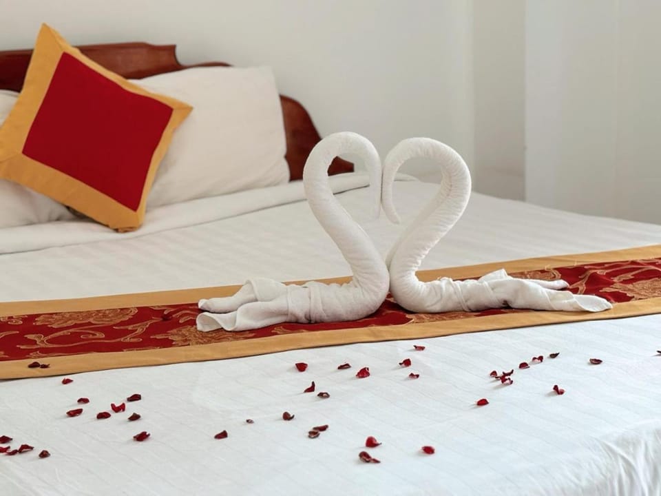 Bed, Photo of the whole room, Bedroom, towels