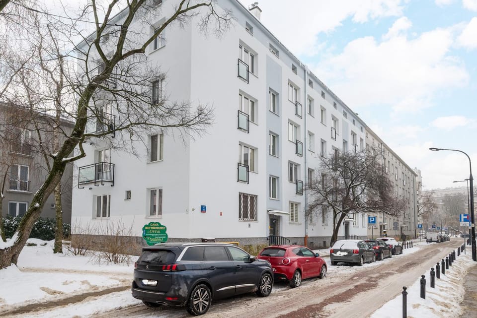 Property building, Neighbourhood, Location