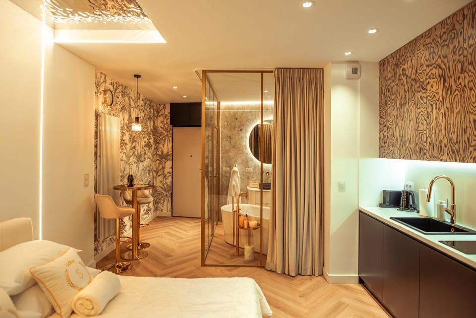 Bed, TV and multimedia, Coffee/tea facilities, Kitchen or kitchenette, Living room, Photo of the whole room, Seating area, Bedroom, minibar