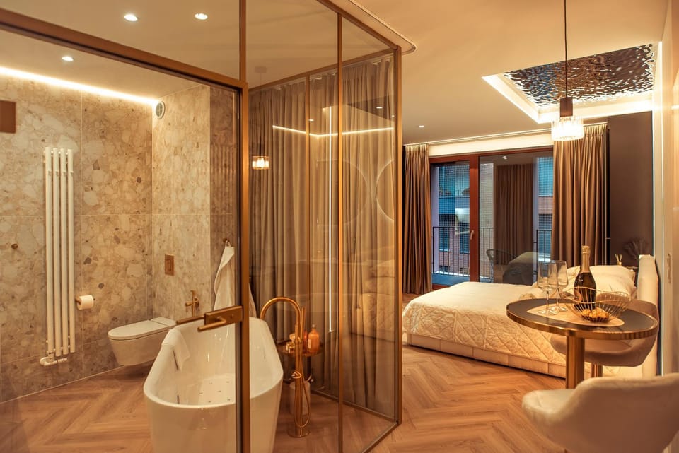 Toilet, Bed, Bathroom, Photo of the whole room, Bedroom, towels