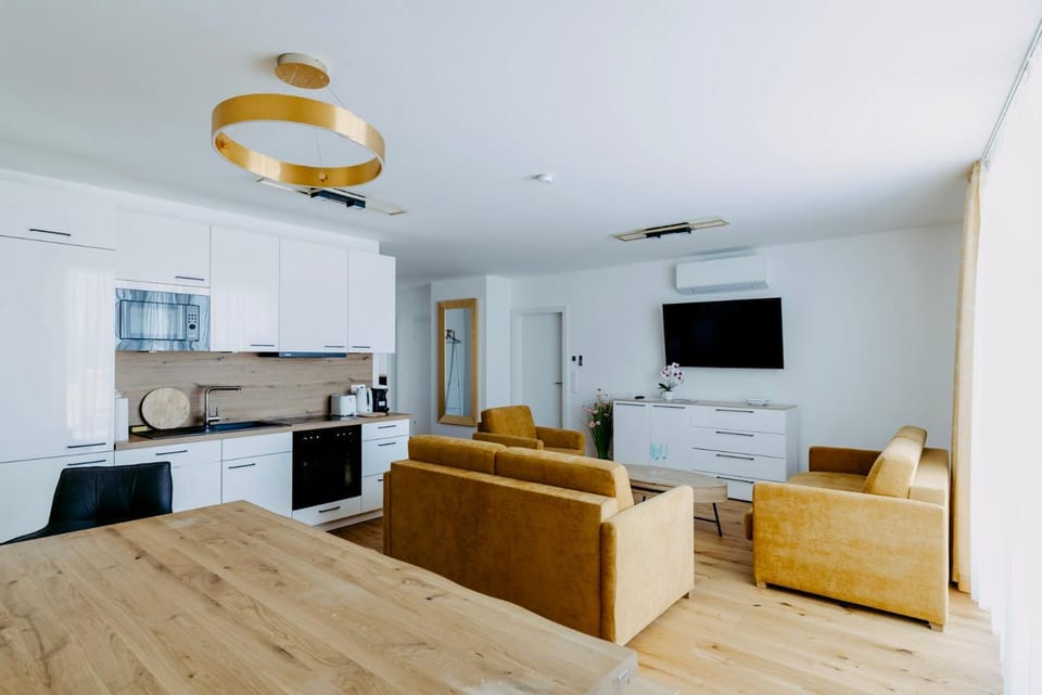 TV and multimedia, Kitchen or kitchenette, Living room, Seating area