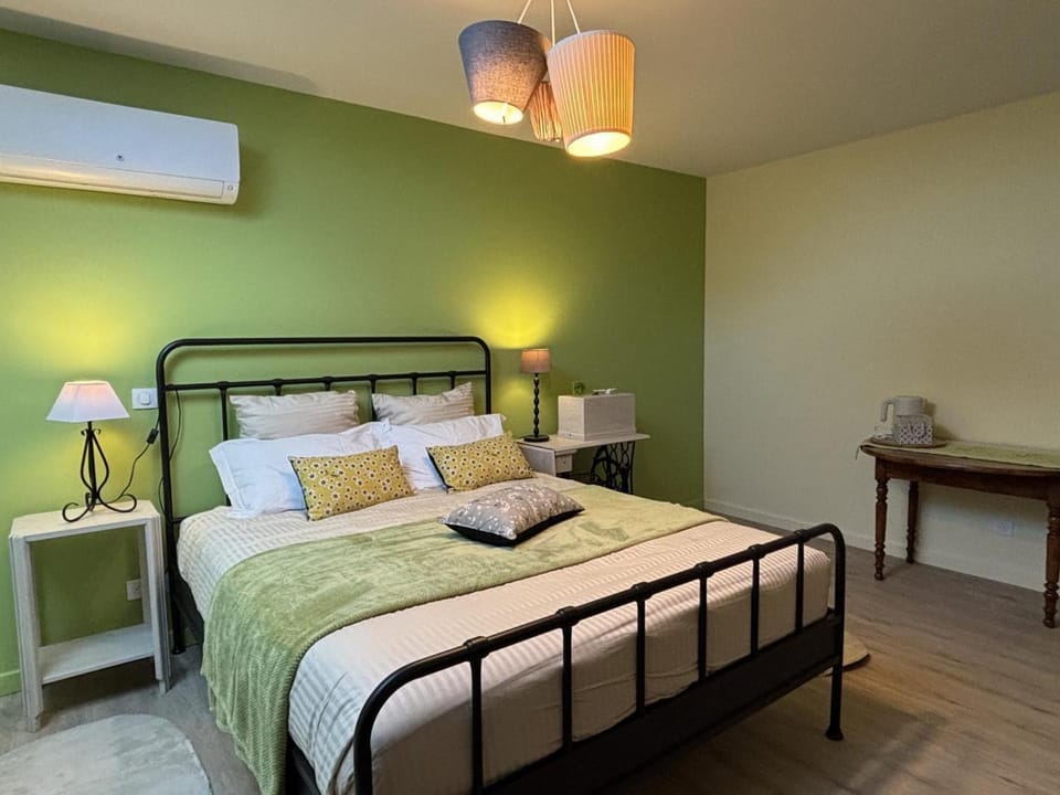 Gîte paisible à Estivareilles, piscine chauffée, animaux acceptés - FR-1-489-615 House in Auvergne-Rhône-Alpes
