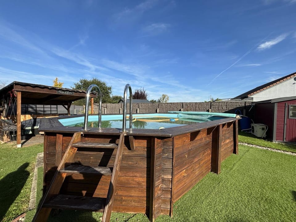 Gîte paisible à Estivareilles, piscine chauffée, animaux acceptés - FR-1-489-615 House in Auvergne-Rhône-Alpes