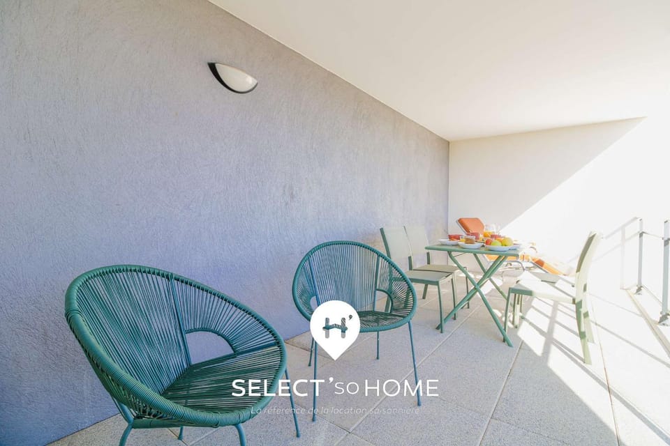 Patio, Day, Balcony/Terrace