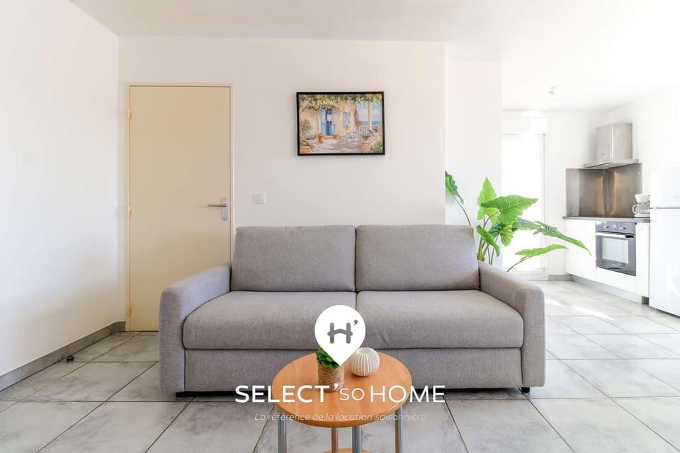 TV and multimedia, Kitchen or kitchenette, Living room, Seating area