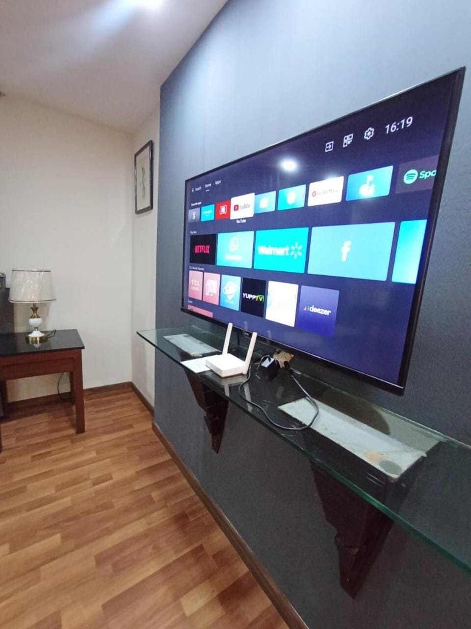 Demure Apartments 2 Bedrooms Elegant Design Best Furnished Near To Airport And Raya Apartment in Lahore