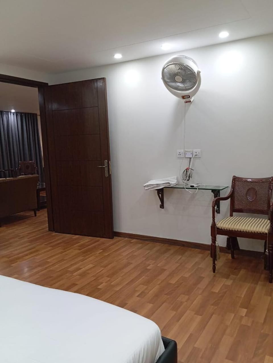 Demure Apartments 2 Bedrooms Elegant Design Best Furnished Near To Airport And Raya Apartment in Lahore