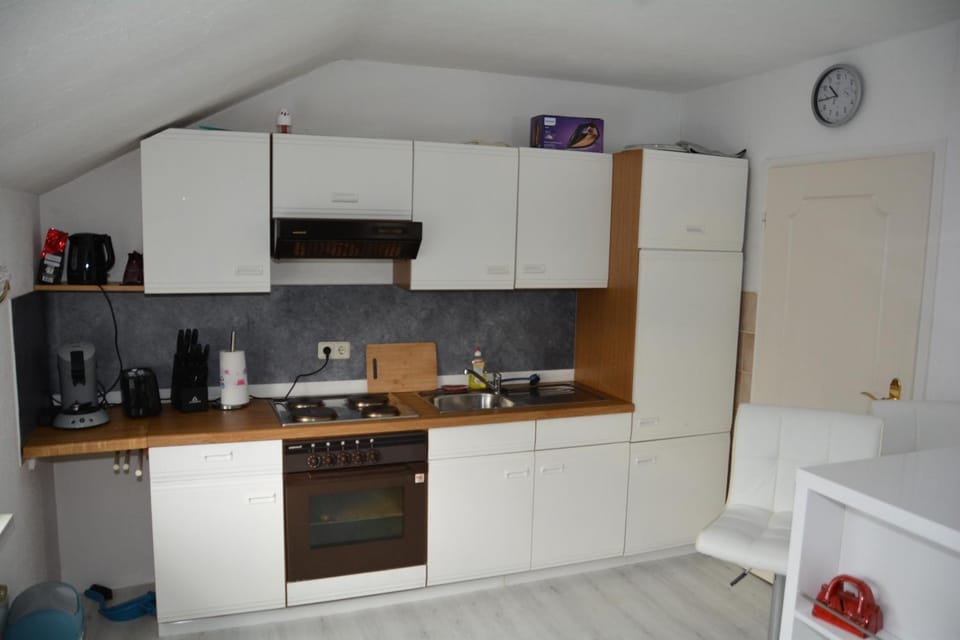 Coffee/tea facilities, Kitchen or kitchenette, oven, stove, toaster