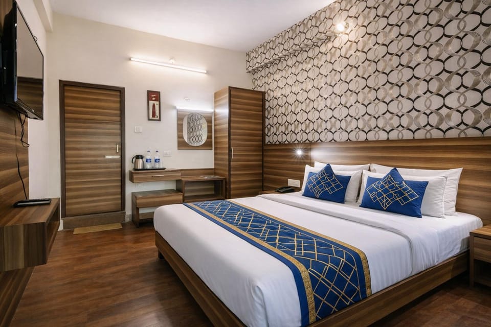 Bed, TV and multimedia, Photo of the whole room, Bedroom