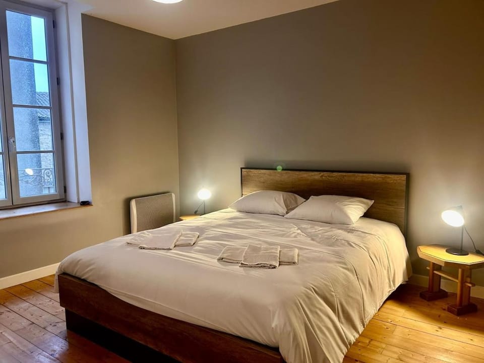 Maison 3 chambres, deux salles d'eau, patio, Wifi en centre-ville de Parthenay House in Nouvelle-Aquitaine