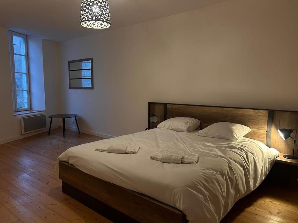Maison 3 chambres, deux salles d'eau, patio, Wifi en centre-ville de Parthenay House in Nouvelle-Aquitaine