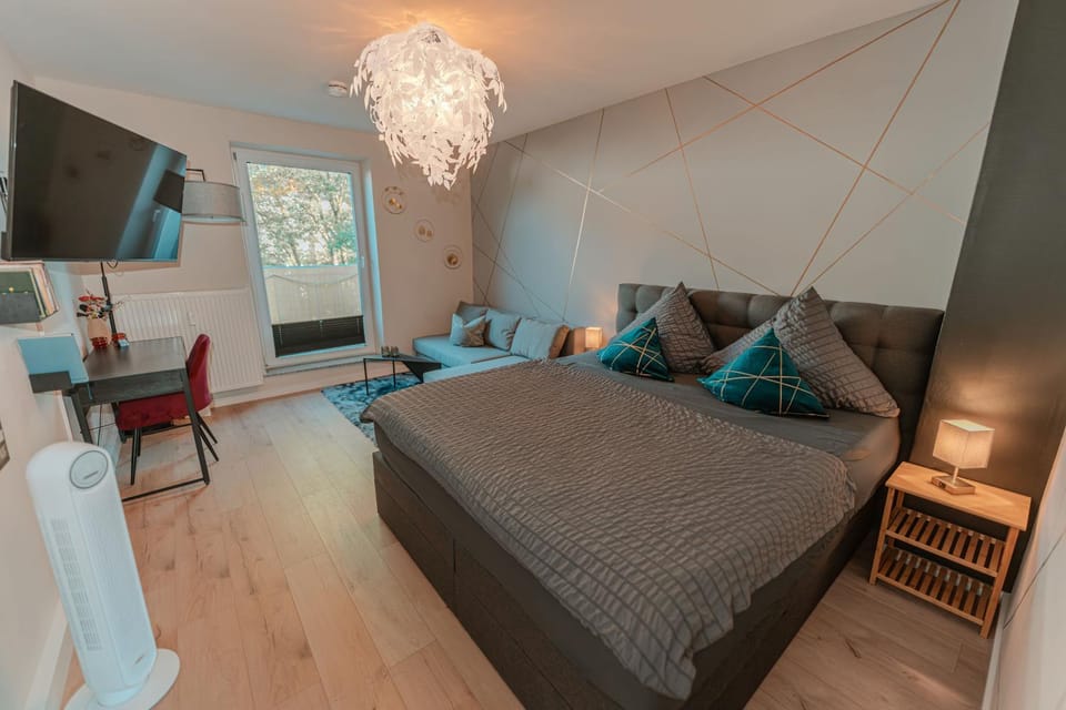 Bed, TV and multimedia, Photo of the whole room, Seating area, Bedroom