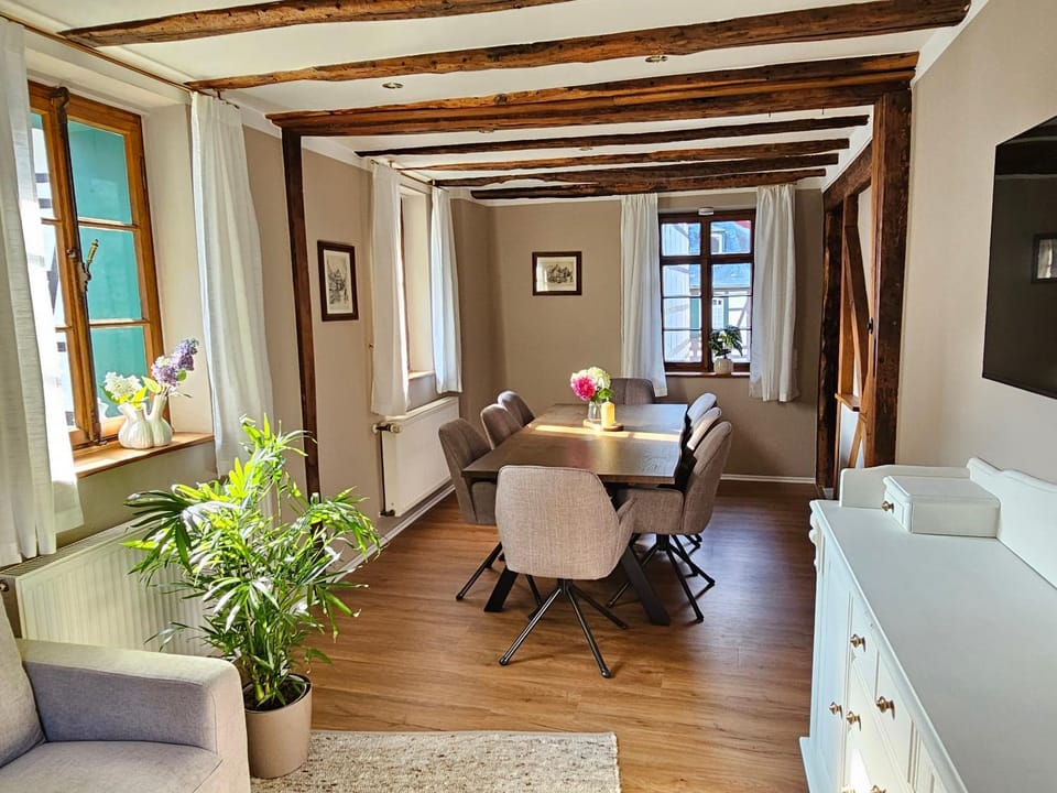 TV and multimedia, Seating area, Dining area