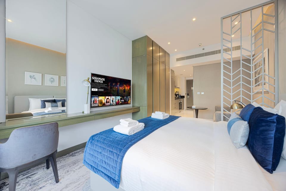 Bed, TV and multimedia, towels