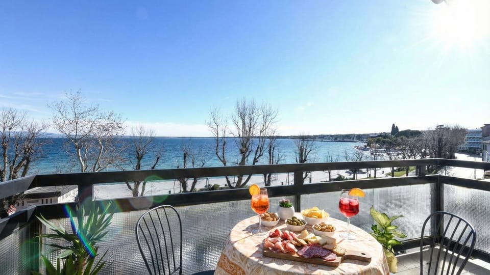 View (from property/room), Balcony/Terrace, Lake view