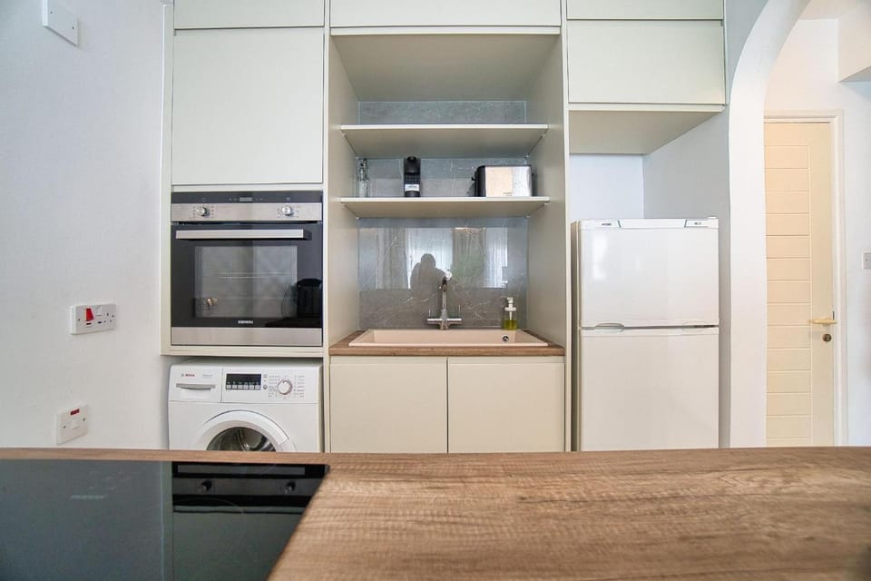 Kitchen or kitchenette, minibar, stove