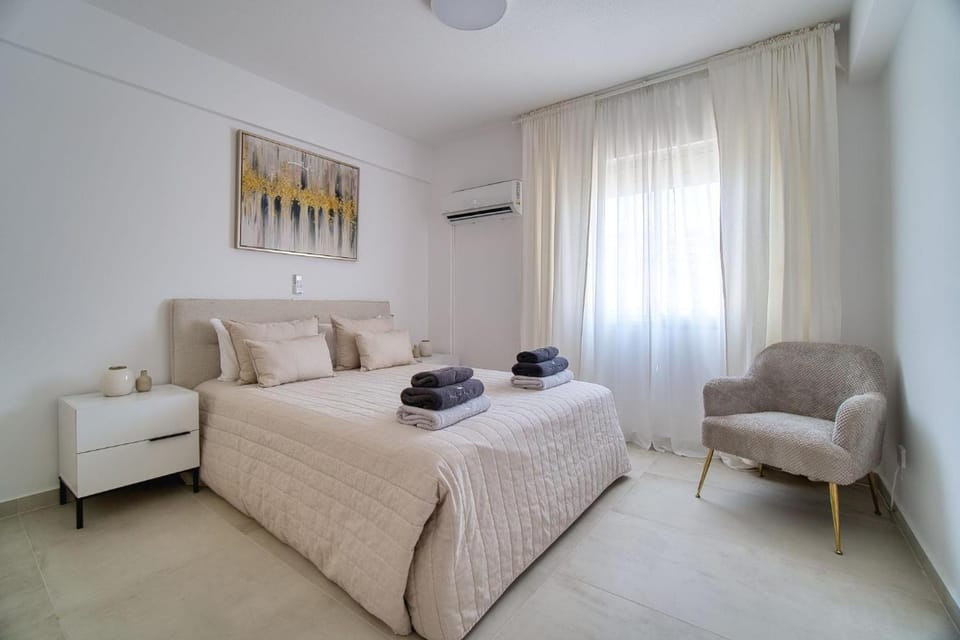 Bed, Photo of the whole room, Bedroom, towels, air conditioner