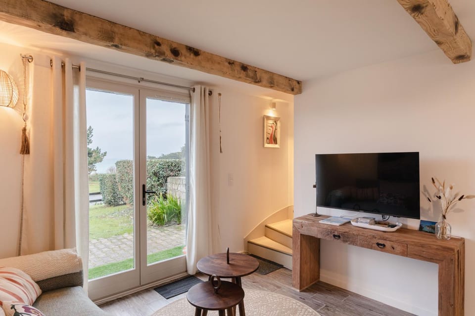 Communal lounge/ TV room, Garden view