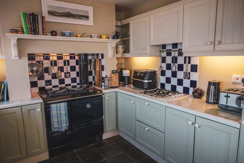 Coffee/tea facilities, Kitchen or kitchenette, dishwasher, stove, toaster