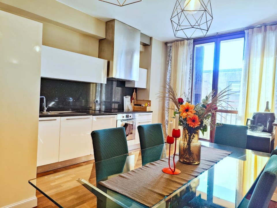 Coffee/tea facilities, Kitchen or kitchenette, Dining area, oven