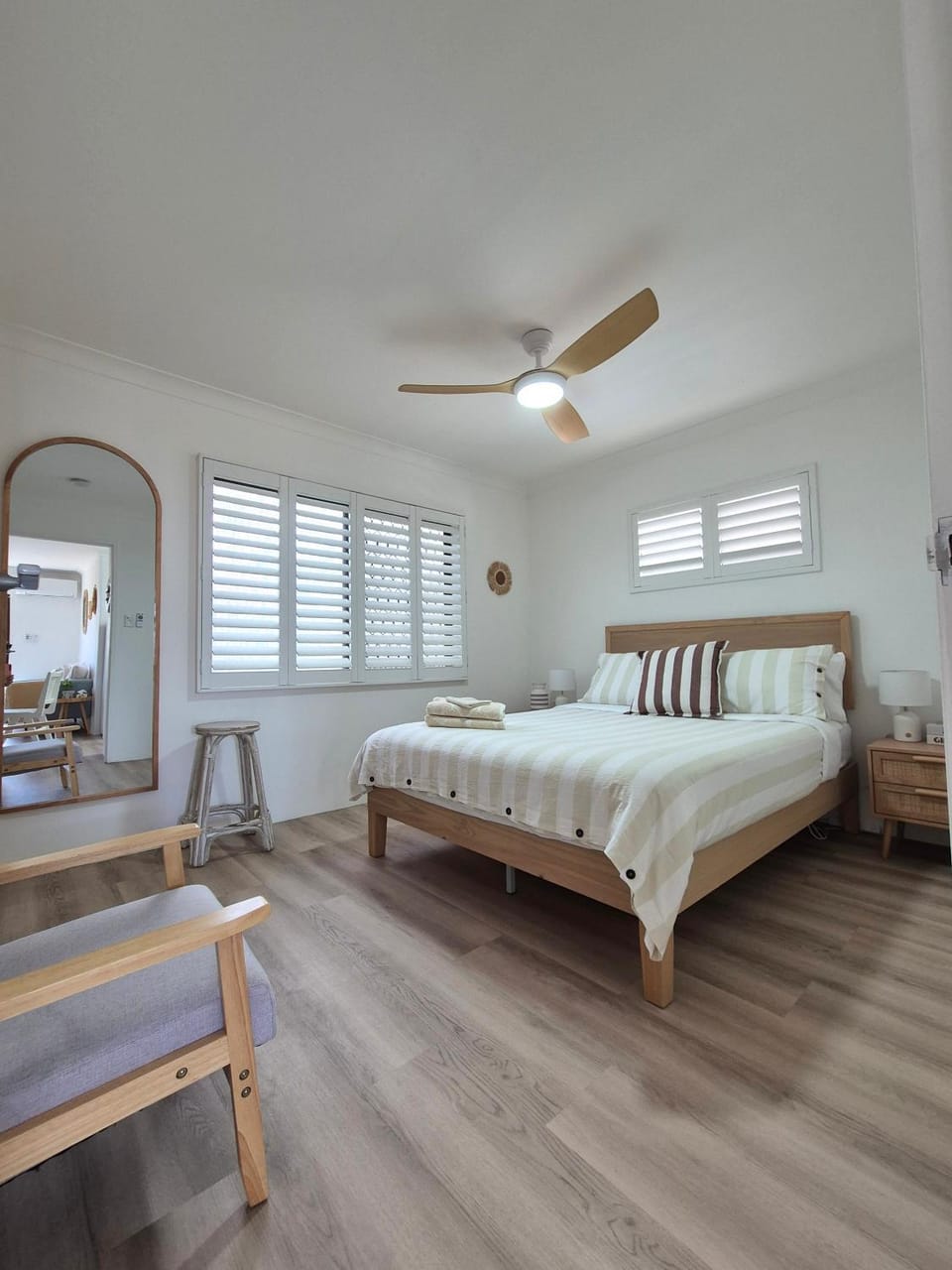 Photo of the whole room, Bedroom