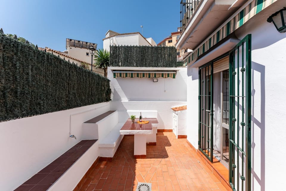 Property building, Patio, Day, Balcony/Terrace, Balcony/Terrace, Dining area