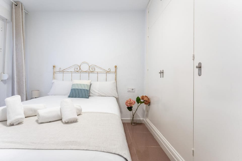 Bed, Photo of the whole room, Bedroom, towels, wardrobe