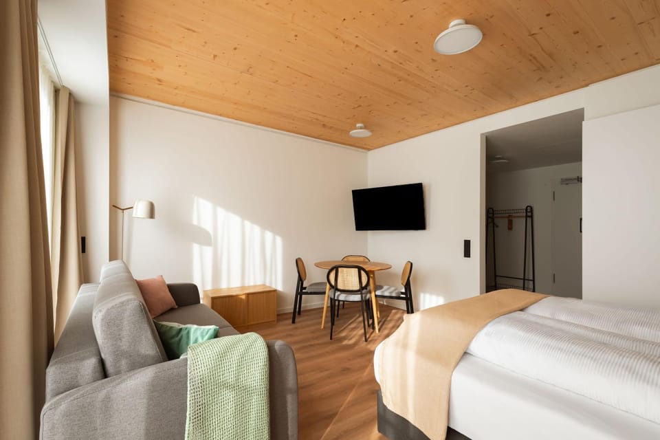 TV and multimedia, Seating area, Bedroom